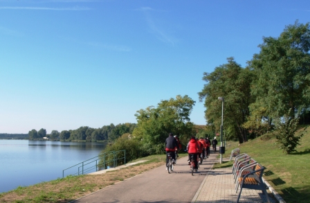 Promenáda podél jezera