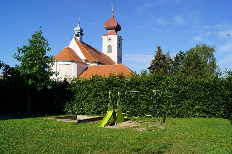 Dětský koutek a kostel sv. Anny